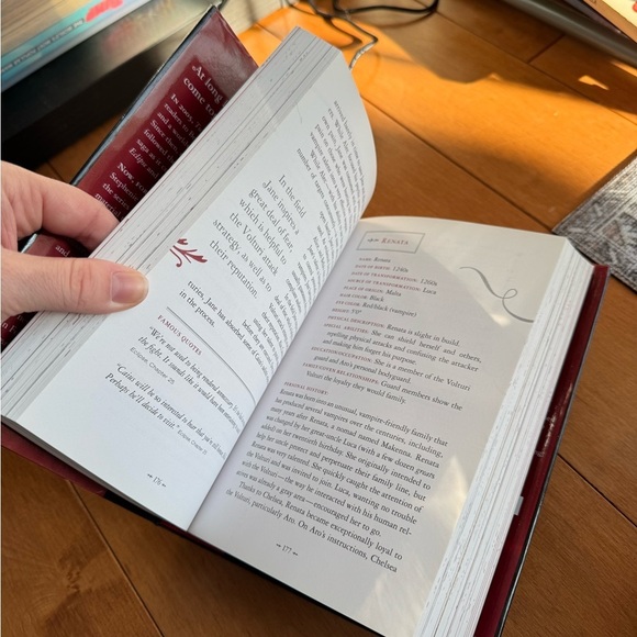 COPY - The Twilight Saga: The Official Illustrated Guide Hard Cover - Picture 2 of 4